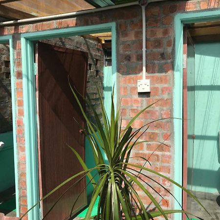 Indiana Cafe & Dorm Bed & Breakfast Pantai Cenang  Ngoại thất bức ảnh