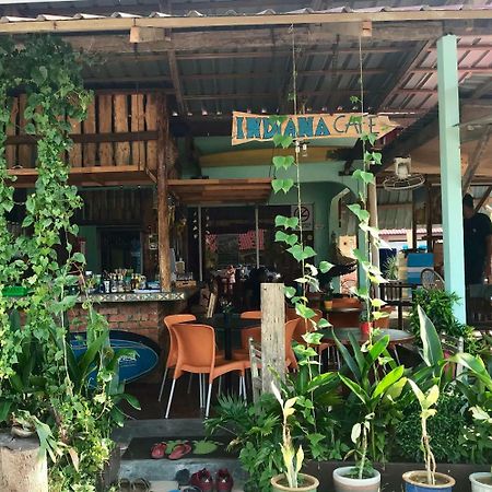 Indiana Cafe & Dorm Bed & Breakfast Pantai Cenang  Ngoại thất bức ảnh