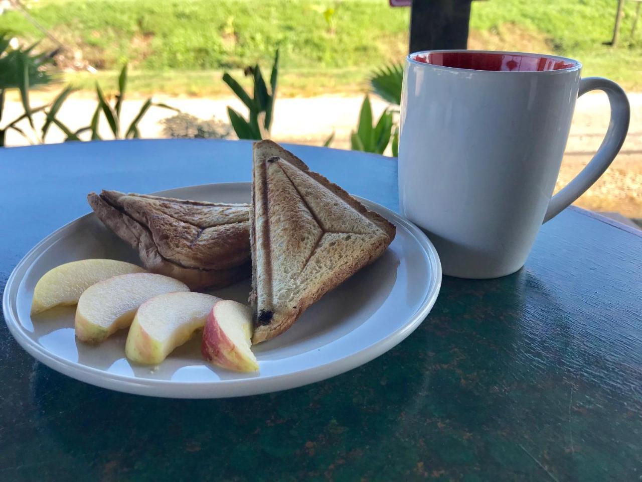 Indiana Cafe & Dorm Bed & Breakfast Pantai Cenang  Ngoại thất bức ảnh