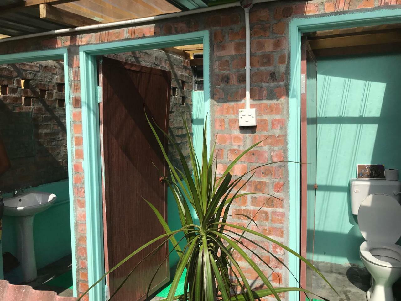 Indiana Cafe & Dorm Bed & Breakfast Pantai Cenang  Ngoại thất bức ảnh