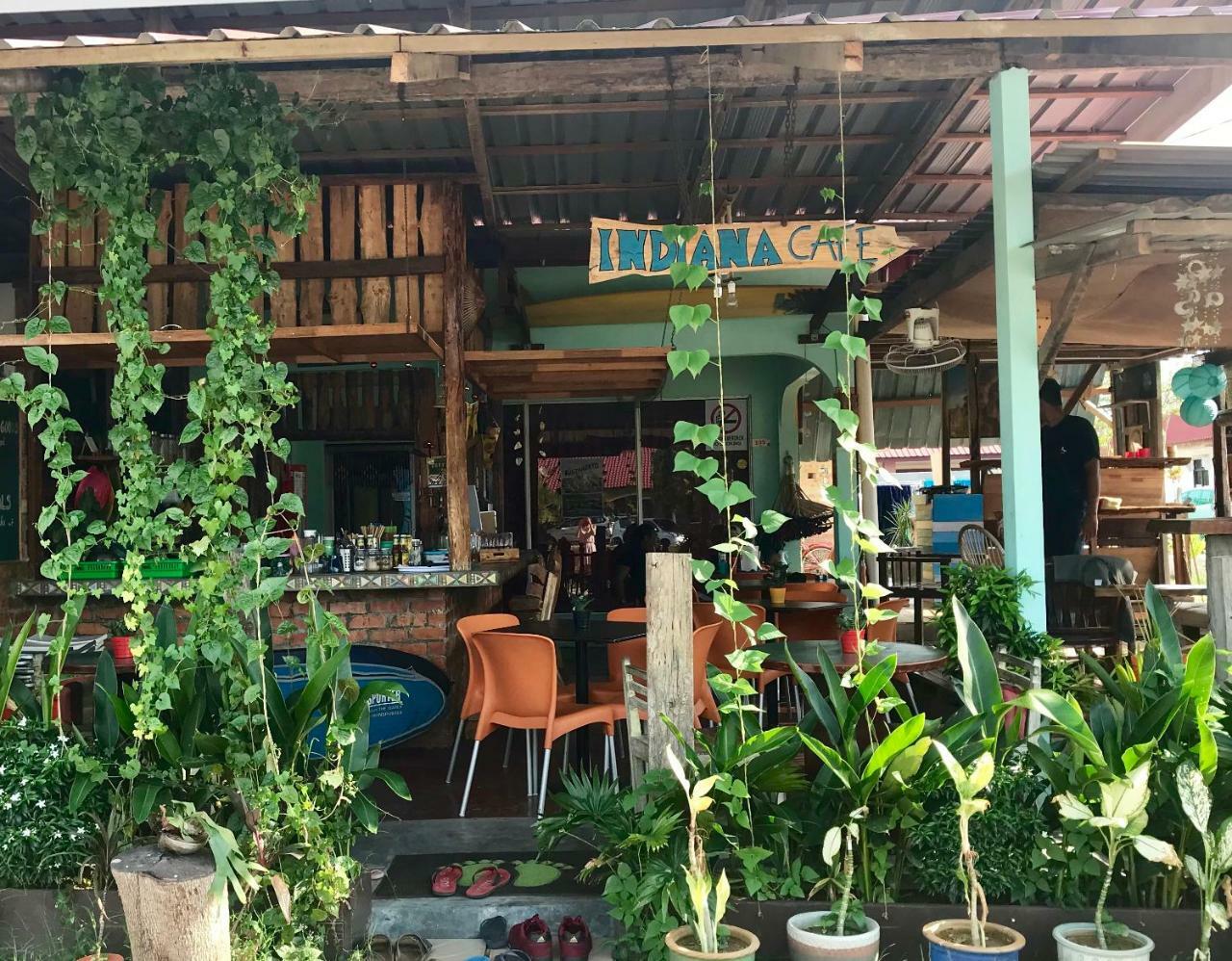 Indiana Cafe & Dorm Bed & Breakfast Pantai Cenang  Ngoại thất bức ảnh