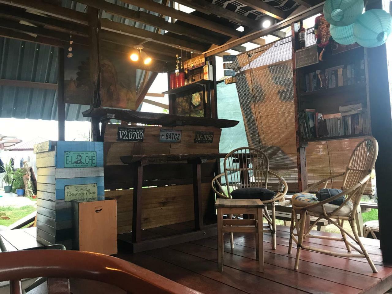 Indiana Cafe & Dorm Bed & Breakfast Pantai Cenang  Ngoại thất bức ảnh