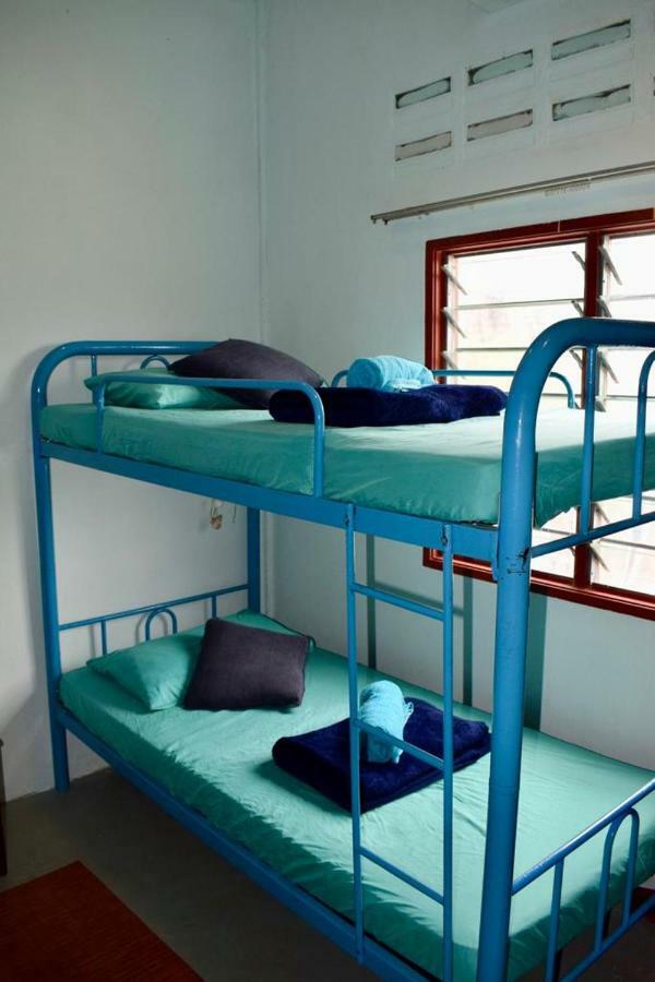 Indiana Cafe & Dorm Bed & Breakfast Pantai Cenang  Ngoại thất bức ảnh